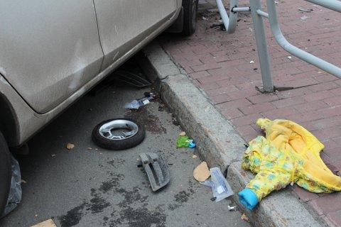 Фото В центре в Челябинска иномарка сбила женщину с коляской и «собрала» еще две машины