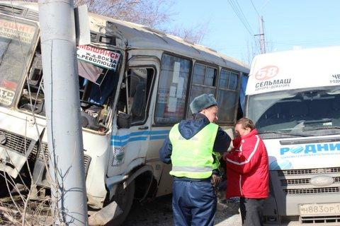 Фото В Челябинске одна маршрутка врезалась в другую, а затем угодила в электроопору: пострадала девушка (ФОТО)