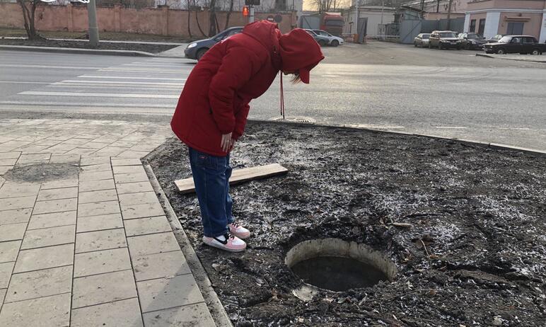 Фото В Челябинске рядом с остановкой обнаружены опасные колодцы