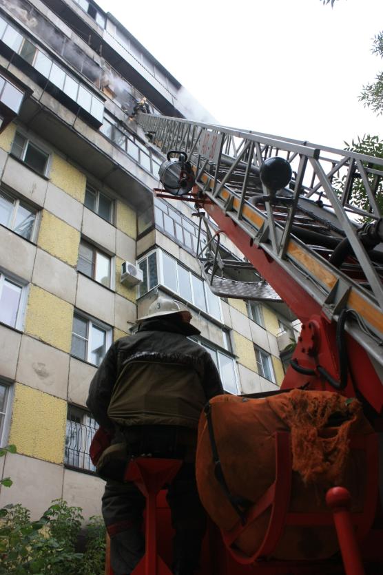 Фото В Магнитогорске из-за пожара на чердаке жилого дома были эвакуированы 30 человек