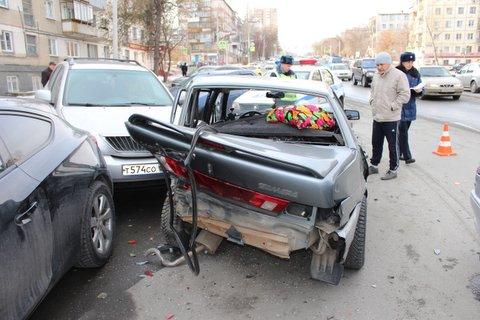 Фото В Челябинске произошло ДТП с участием восьми машин. Есть пострадавший ФОТО, ВИДЕО