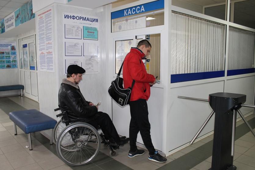 Фото В Челябинске инвалидам-колясочникам отказались продавать билеты в бассейн