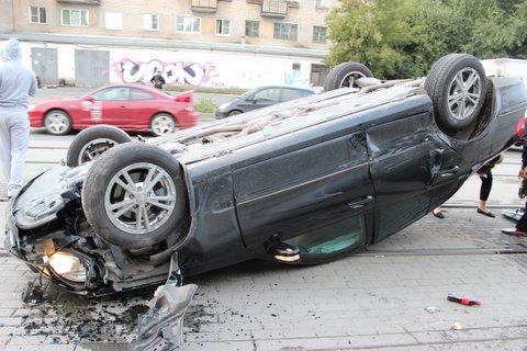 Фото В Челябинске столкнулись четыре иномарки: &quot;мерседес&quot; перевернулся, пострадала восьмимесячная малышка. ФОТО