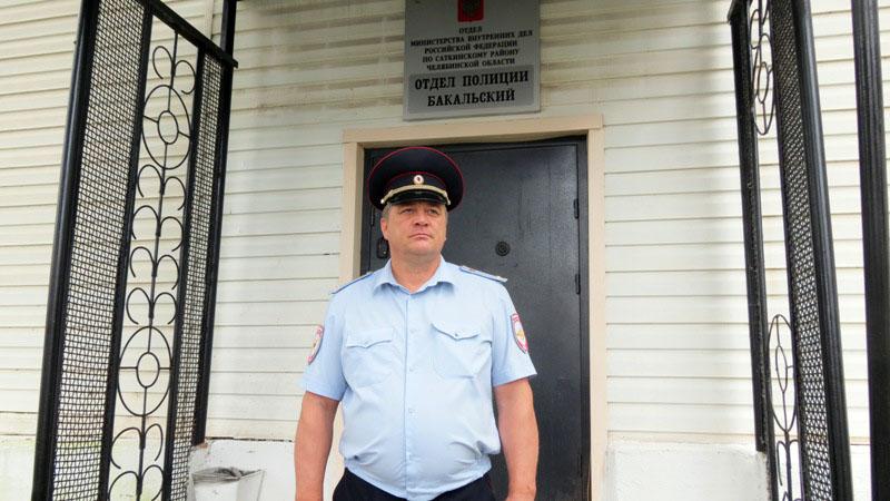 Фото Полицейский из Саткинского района, рискуя жизнью, спас из огня женщину