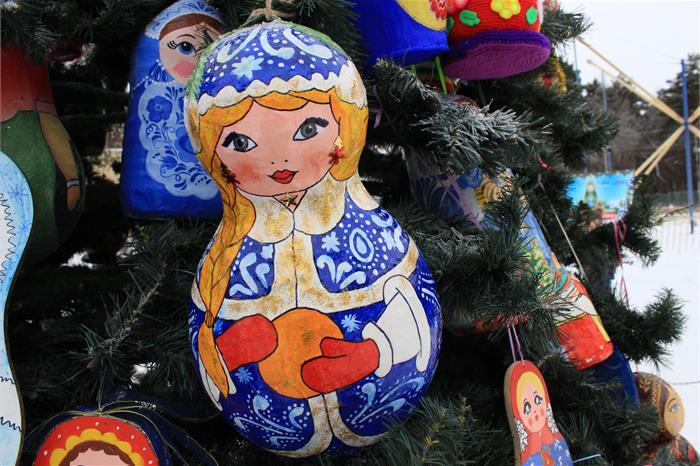 Фото В Челябинске появилось необычное новогоднее дерево