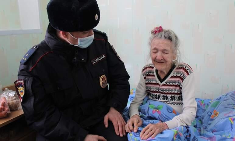 Фото Полицейский из Златоуста спас старушку, которая несколько дней просидела взаперти