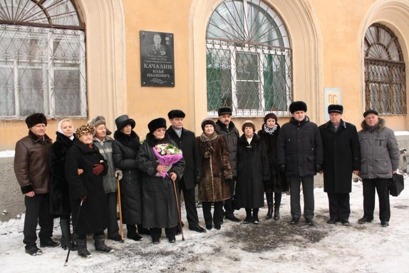 Фото В Челябинске открыли обновленную мемориальную доску Герою Советского Союза Илье Качалину
