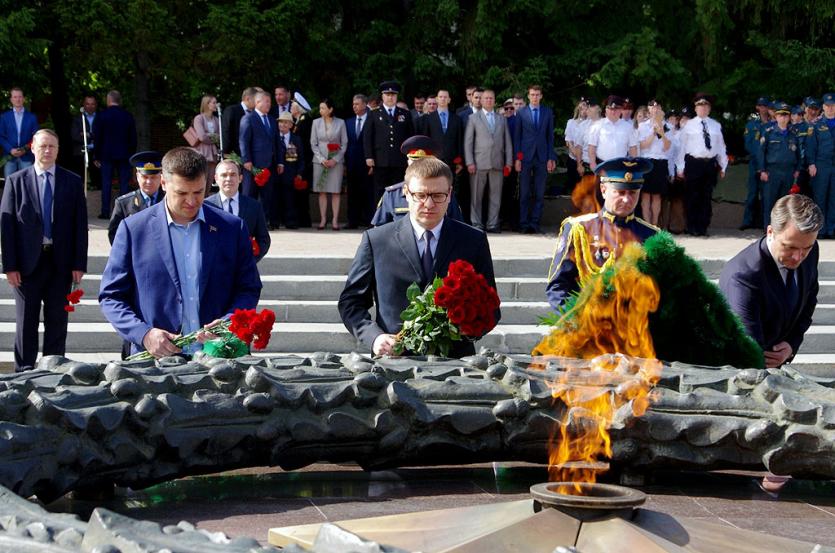 Фото В Челябинске возложили цветы к Вечному огню