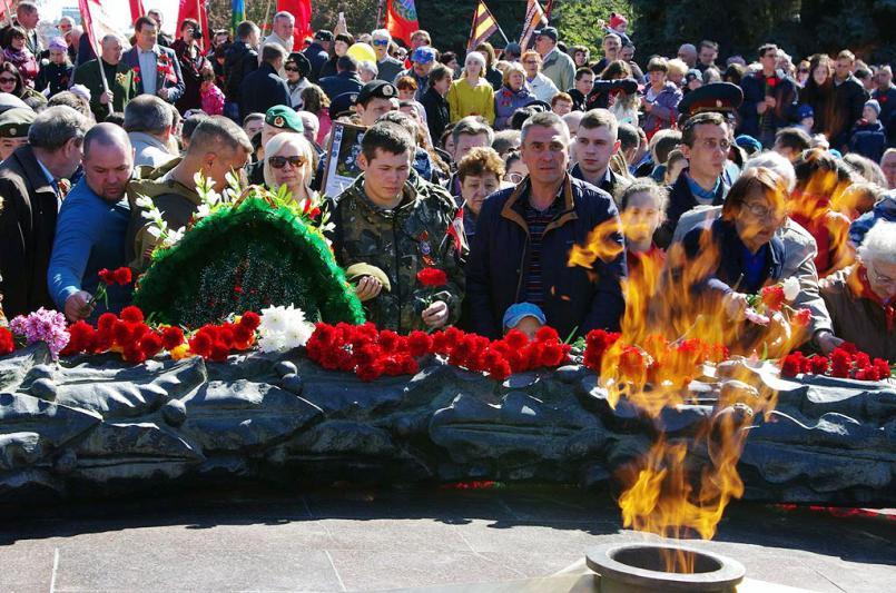 Фото День Победы в Челябинске открылся церемонией торжественного возложения венков и цветов на Аллее Славы