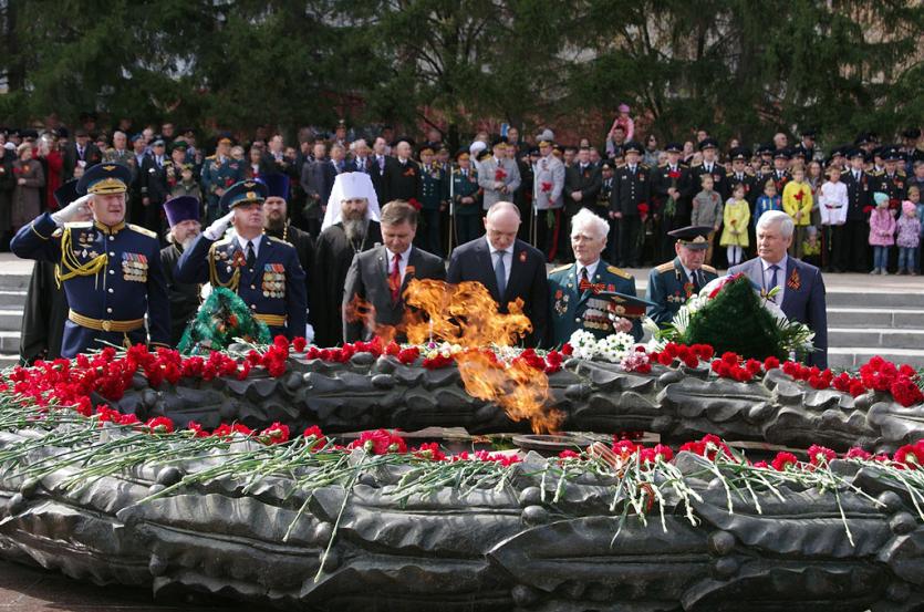 Фото Челябинцы возложили цветы к Вечному огню в память о погибших в годы Великой Отечественной войны
