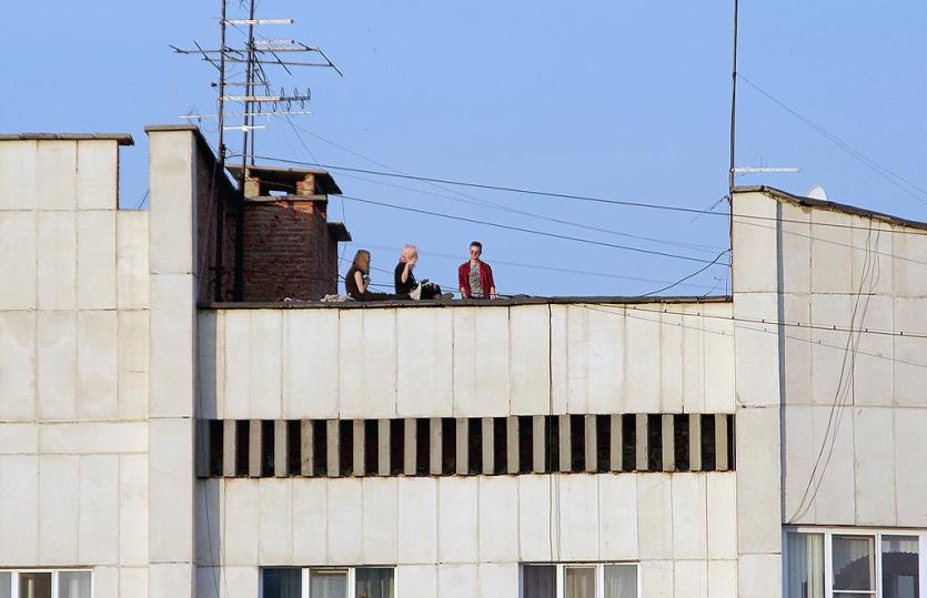 Фото Челябинец пугал прохожих, гуляя по карнизу между четвертым и пятым этажами