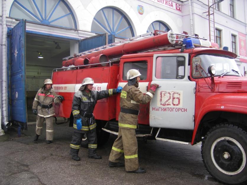 Фото В Магнитогорске из-за пожара огнеборцы эвакуировали целый подъезд