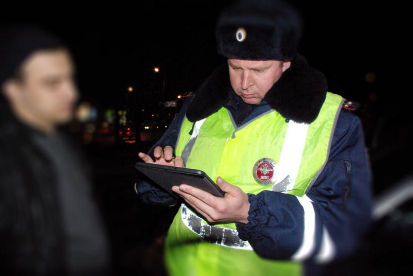 Фото Сотрудники ГИБДД Челябинска впервые с планшетами вышли &quot;поохотиться&quot; на нерадивых водителей