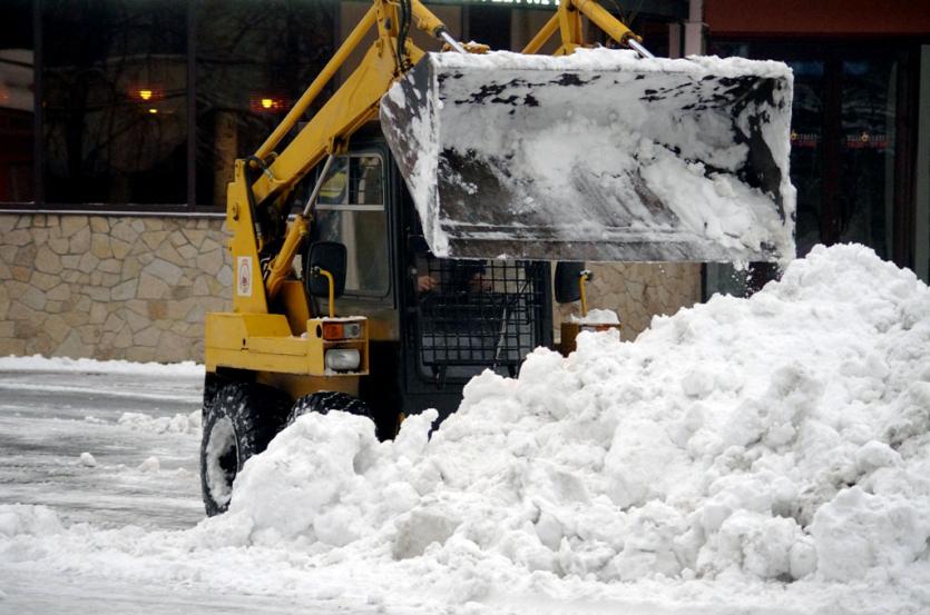 Фото В Челябинске убирать дворы и тротуары от снега не спешат, к садикам и школам по-прежнему не подобраться