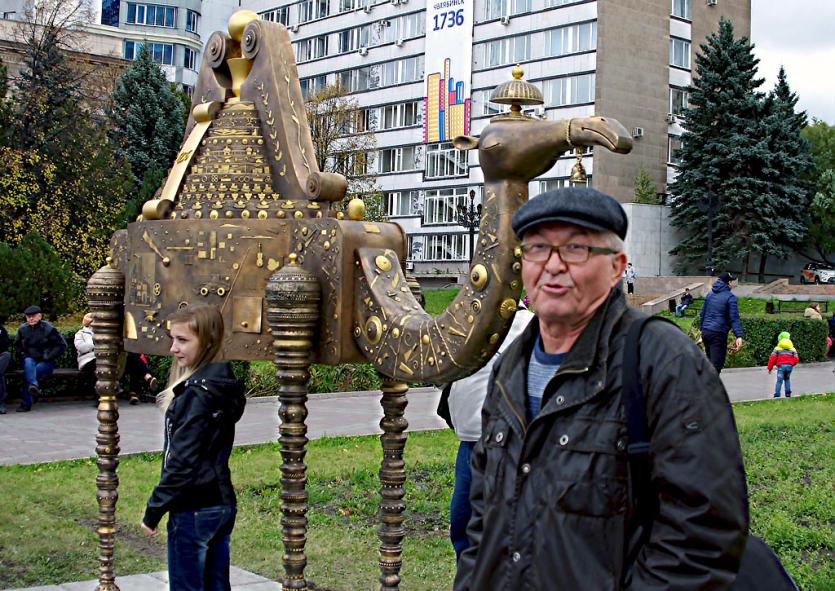 Фото Челябинск ко Дню рождения получил в подарок бронзового верблюда от создателя ржавого Венера