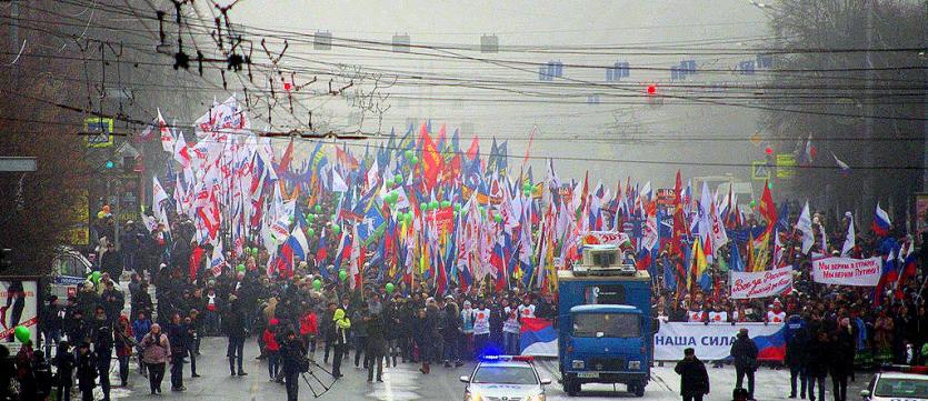 Фото Более 10 тысяч южноуральцев приняли участие в шествии и в митинге в День народного единства в Челябинске
