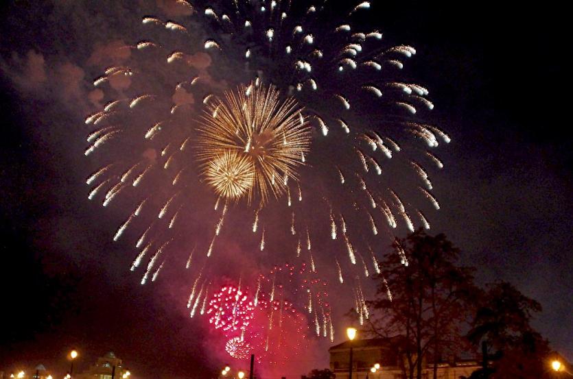 Фото В Челябинске праздничный фейерверк посмотрели около 70 тысяч человек