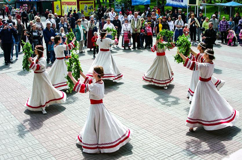 Фото «Победные традиции»  -  в Челябинском «Саду Победы»