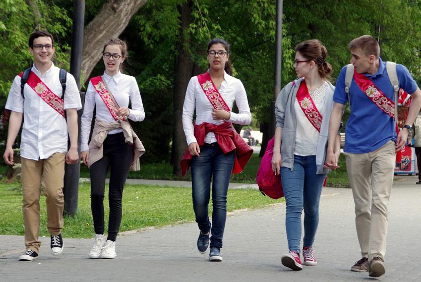 Фото «Как мама вела в первый класс, как папа нёс с выпускного»: Челябинские полицейские вновь «приютили» пьяных выпускников