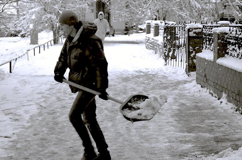 Фото Хочешь изменить мир – начни с себя. Возьми в руки лопату и почисти снег