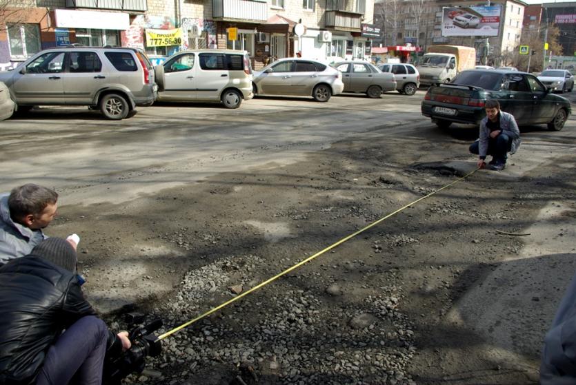 Фото В центре Челябинска нашли яму размером с машину