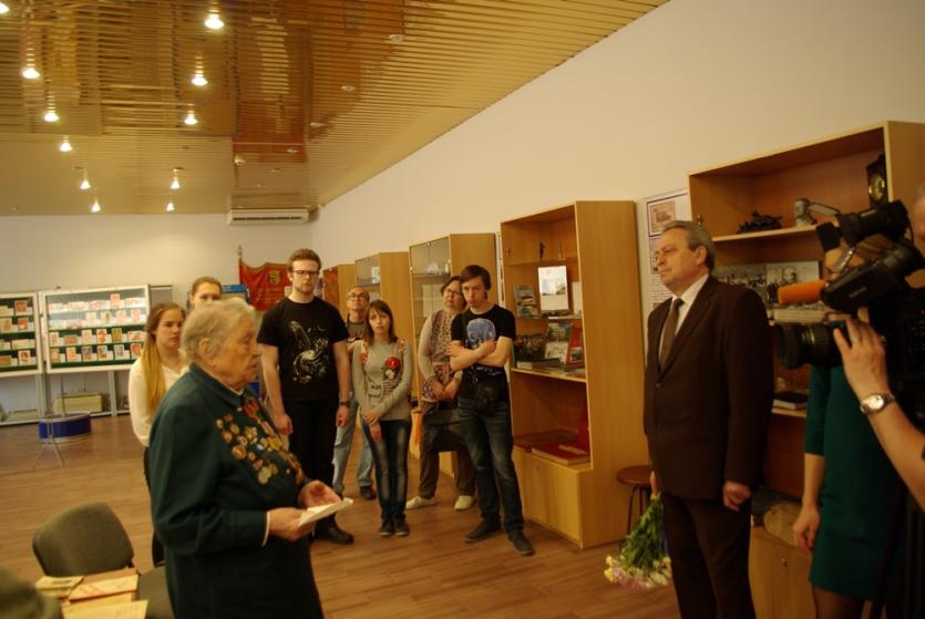 Фото В музее почтовой связи в Челябинске студентов научили делать письма-треугольники