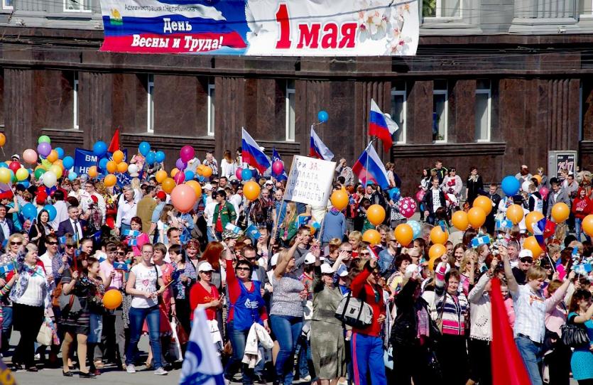 Фото Челябинск Первомайский. Разные флаги, а песни одни