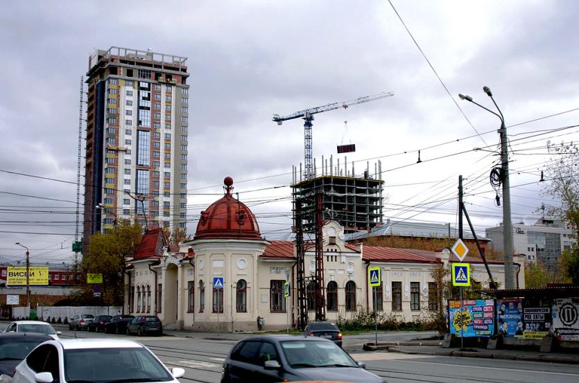 Фото Прокуратура требует привести в порядок архитектурный облик Челябинска и убрать с фасадов домов рекламные конструкции