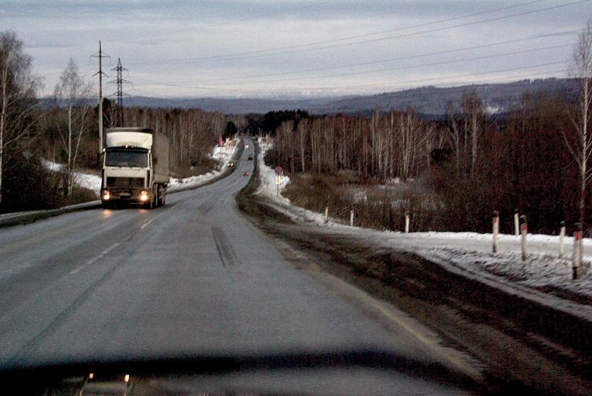 Фото Под Челябинском автоледи на  «Ниссане» врезалась в МАН, она и пассажир погибли