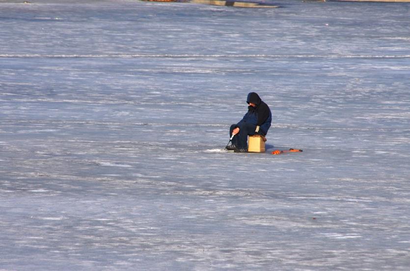 Фото В Магнитогорске у пьяного рыбака отказали на льду ноги