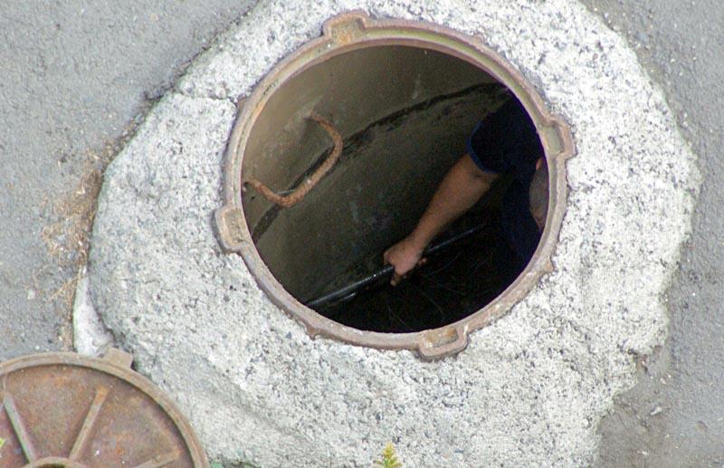 Фото Спасатели достали из канализационного люка слесарей, надышавшихся метаном