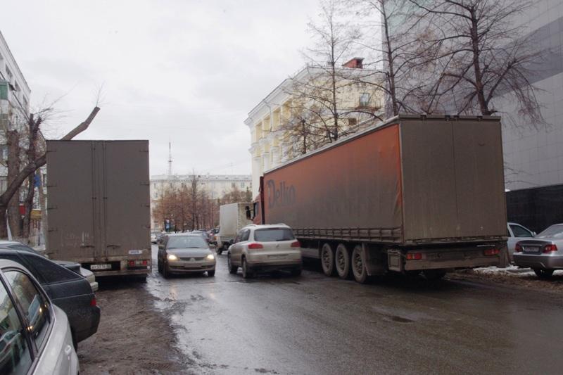 Фото Стихийная стоянка фур стала ночным кошмаром для жителей двора в центре Челябинска (ФОТО)