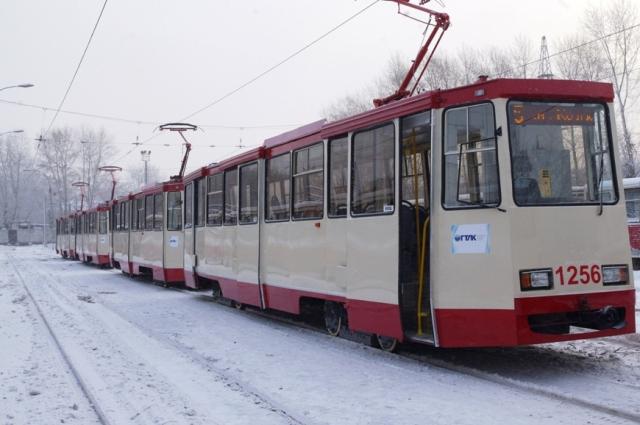 Фото В Челябинске встали трамваи: с рельсов сошли два вагона