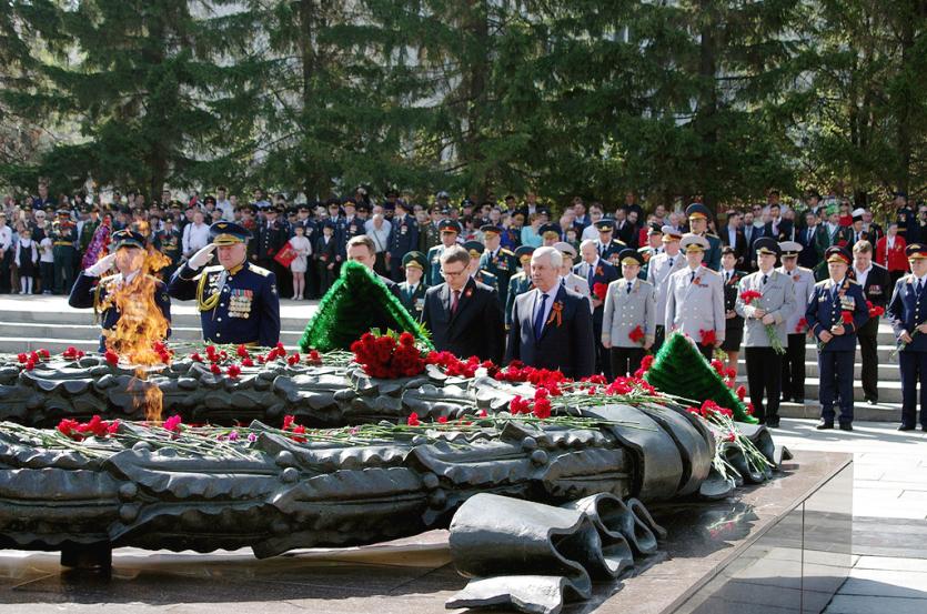 Фото Церемония возложения венков и цветов к Вечному огню открыла череду торжеств в Челябинске