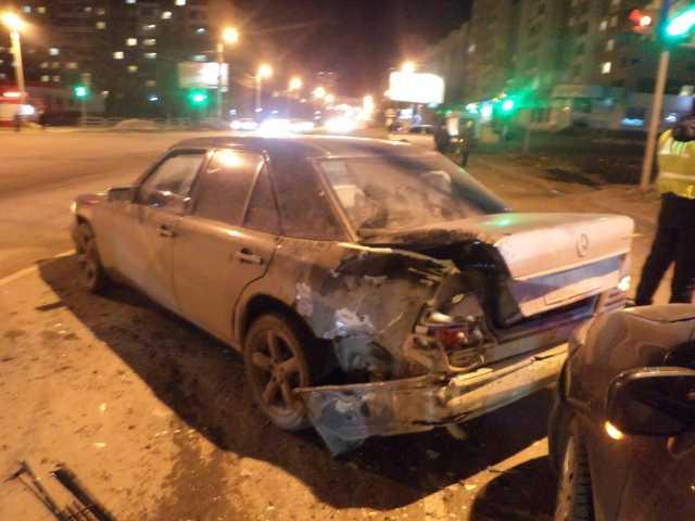 Фото «Mercedes» в Челябинске не ушел от погони, повреждено три «Toyotы», тяжело ранен пешеход