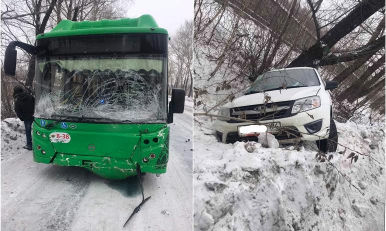 Фото В Челябинске легковушку вынесло на автобус с пассажирами. Водитель погиб 