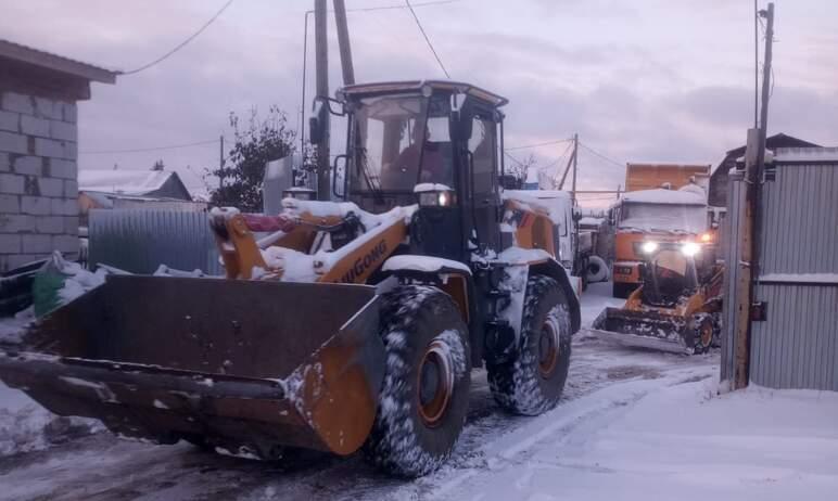 Фото В Курчатовском районе активно ведется очистка от снега внутриквартальных проездов