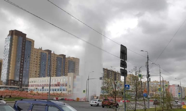 Фото В Челябинске из-под земли забил многометровый фонтан воды