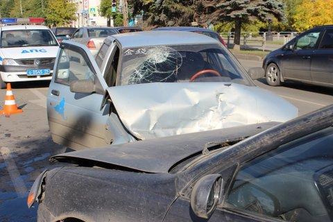 Фото В Челябинске столкнулись иномарка и ВАЗ: пострадали двое. ФОТО