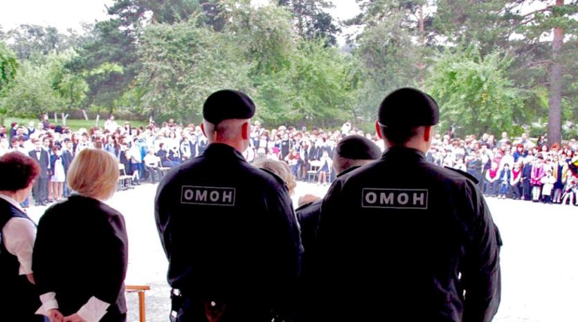 Фото В Челябинске росгвардейцы поздравили подшефных школьников с 1 сентября