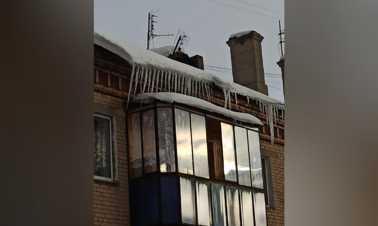 Фото Жители Магнитогорска пожаловались на полуметровые сосульки, свисающие с крыш