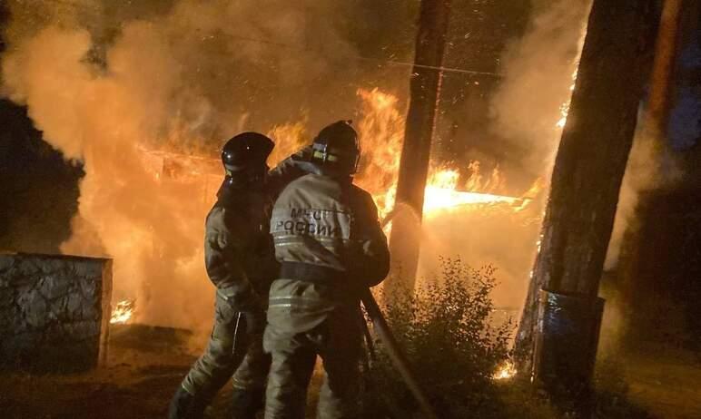 Фото Пожарные тушили баню на берегу озера Тургояк