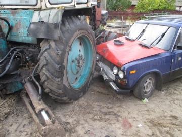 Фото В Южноуральске пьяный водитель сбил пешехода и врезался в трактор