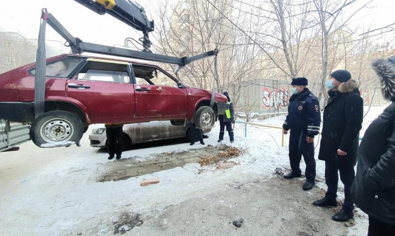 Фото Челябинские власти избавляются от брошенных автомобилей