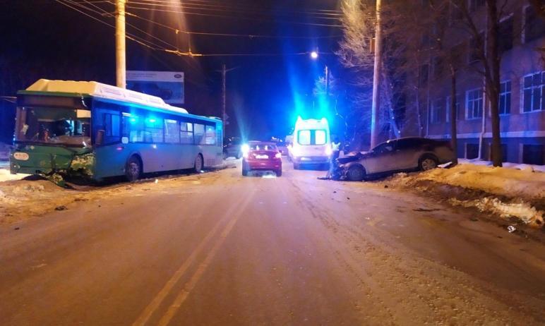 Фото В Челябинске из-за снегосвалки легковушка протаранила пассажирский автобус