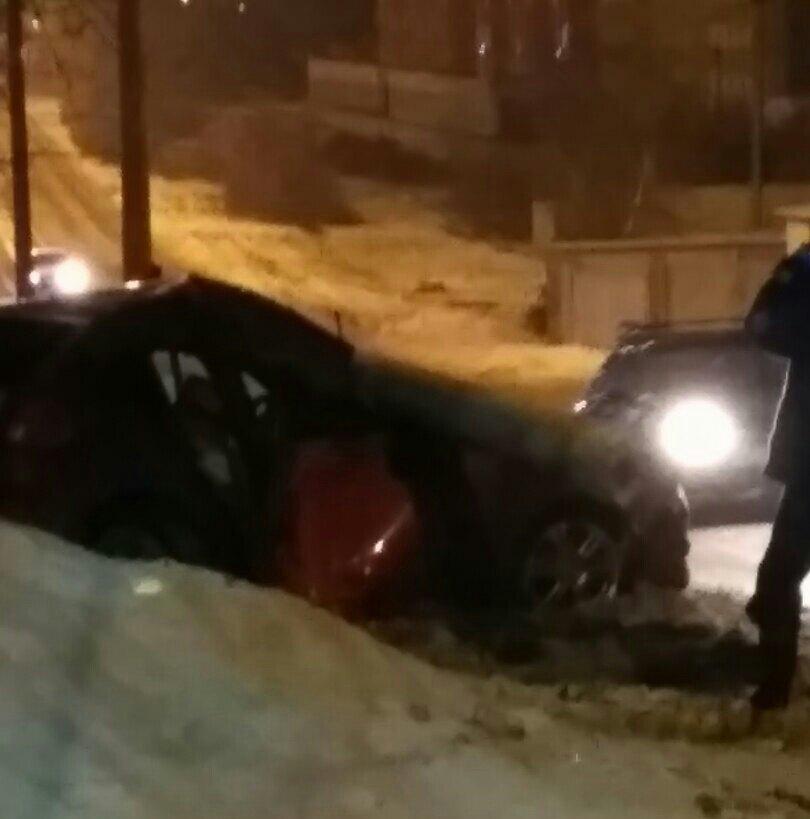 Фото В центре Магнитогорска «Ситроен» протаранил электроопору, погибла 48-летняя женщина
