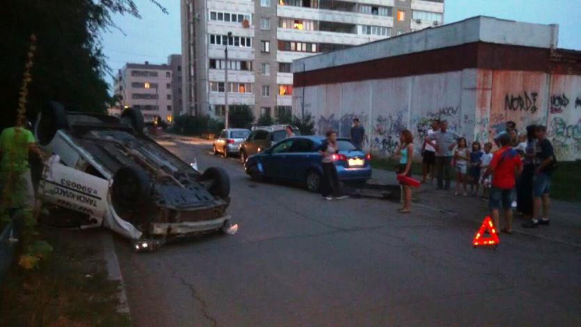Фото В Магнитогорске пьяный таксист протаранил две машины и перевернулся