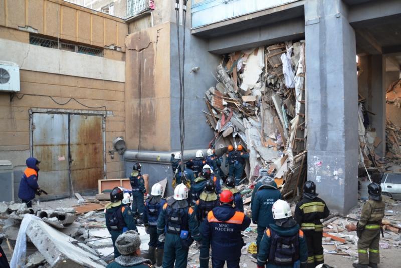 Фото Спасатели извлекли из-под завалов в Магнитогорске тела еще двух погибших