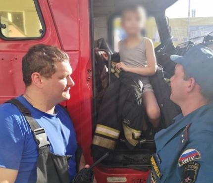 Фото Один дома: в Челябинске пожарные сняли маленького мальчика с большой высоты