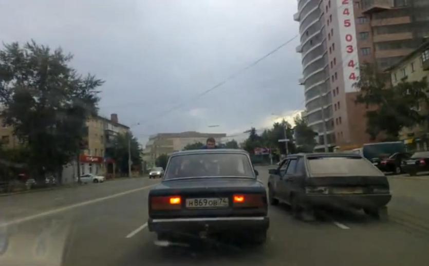 Фото В Челябинске пьяный автомобилист прокатил на капоте прохожего. ВИДЕО